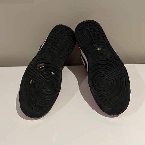 Nike air jordans in pink, white and black - Picture 3 of 3